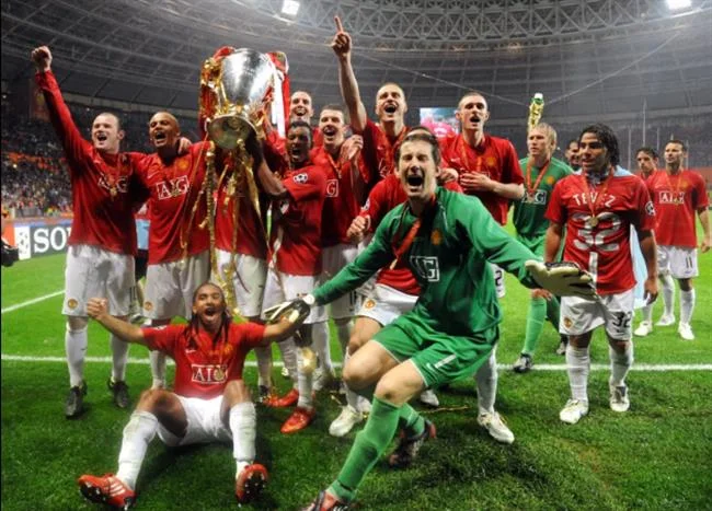 Điện thoại hiển thị quá trình tải xuống file 7clubs APK từ trang web chính thức